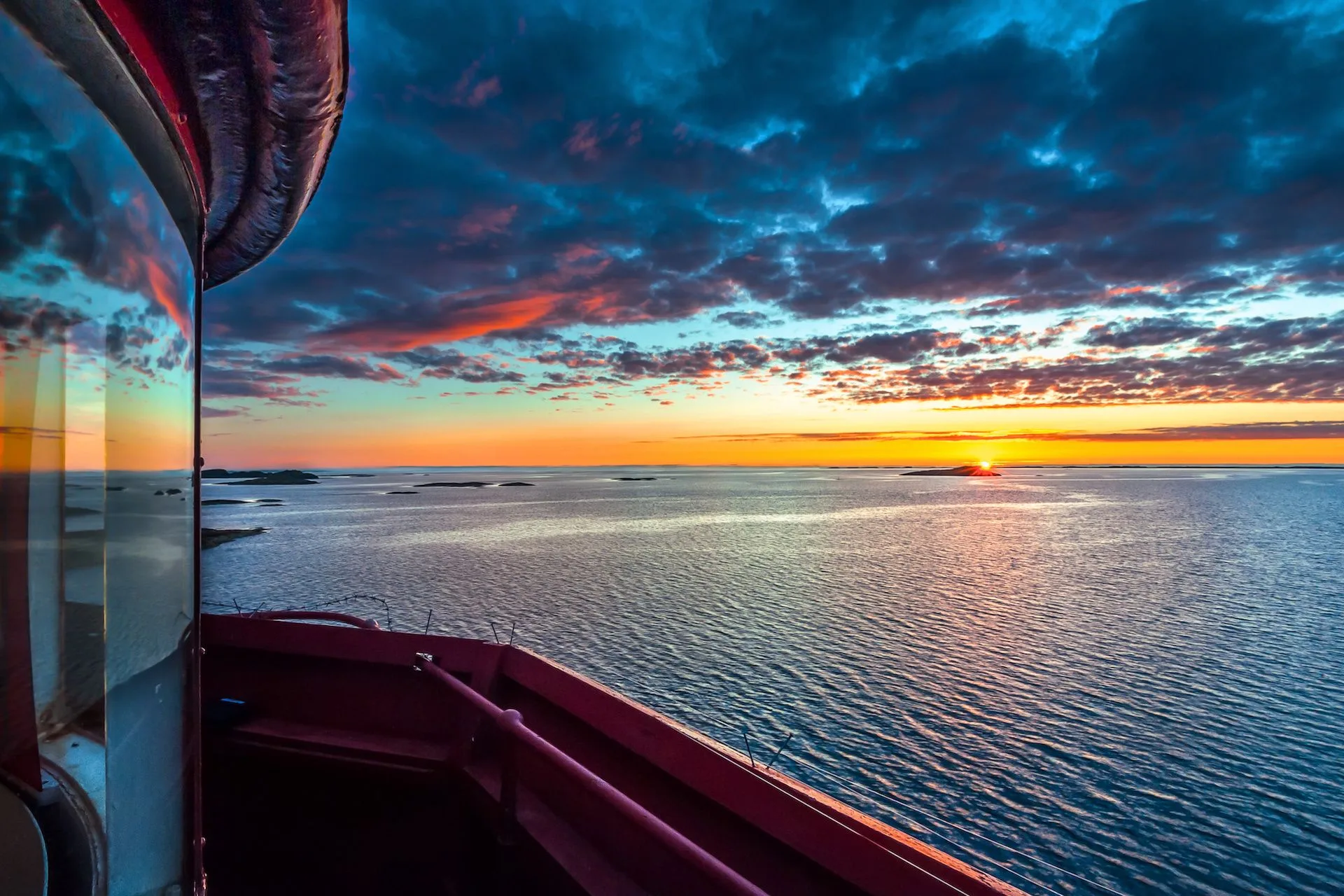 Solnedgang over skjærgården, sett fra Færder fyr.